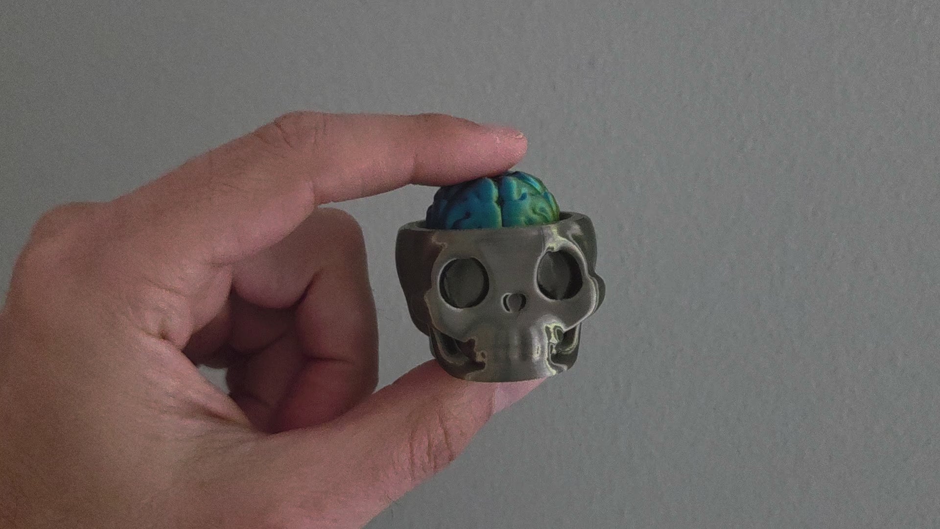 Skull met Brein clicker in de hand