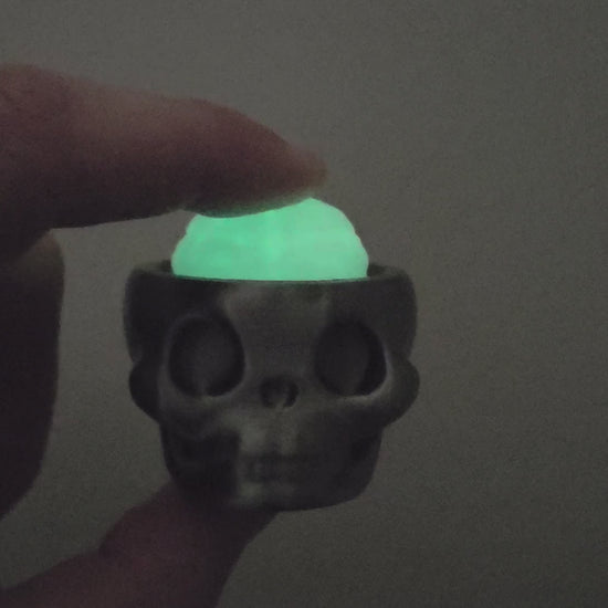 Skull met Brein glow-in-the-dark in actie