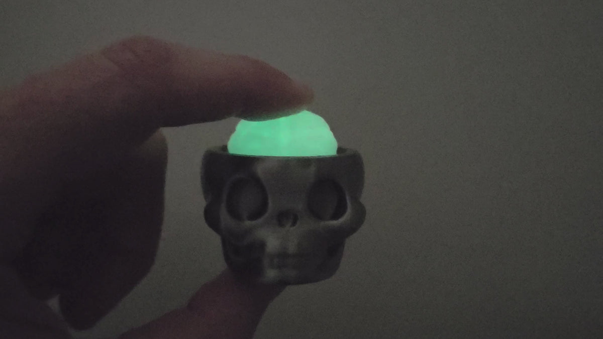 Skull met Brein glow-in-the-dark in actie