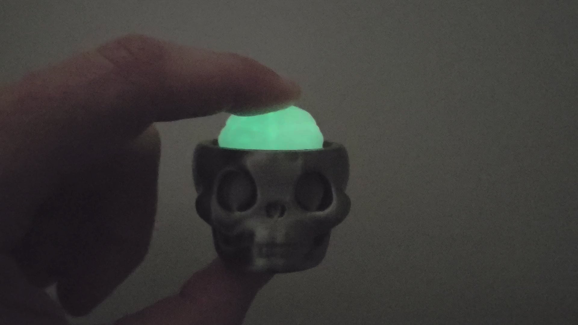Skull met Brein glow-in-the-dark in actie